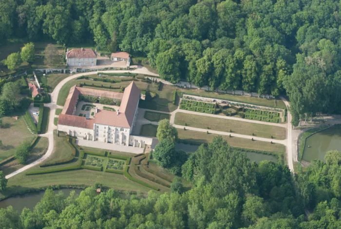 Visite du Prieuré de Longpré et ses jardins d'inspiration médiévale Prieuré de Longpré Haramont