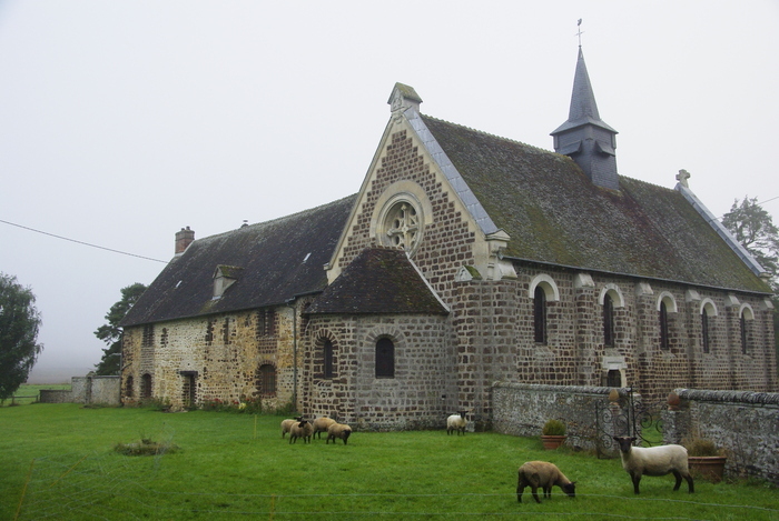 Visite guidée de la chapelle et de la crypte prieuré ND du Desert  association ste Suzanne Les Baux-de-Breteuil