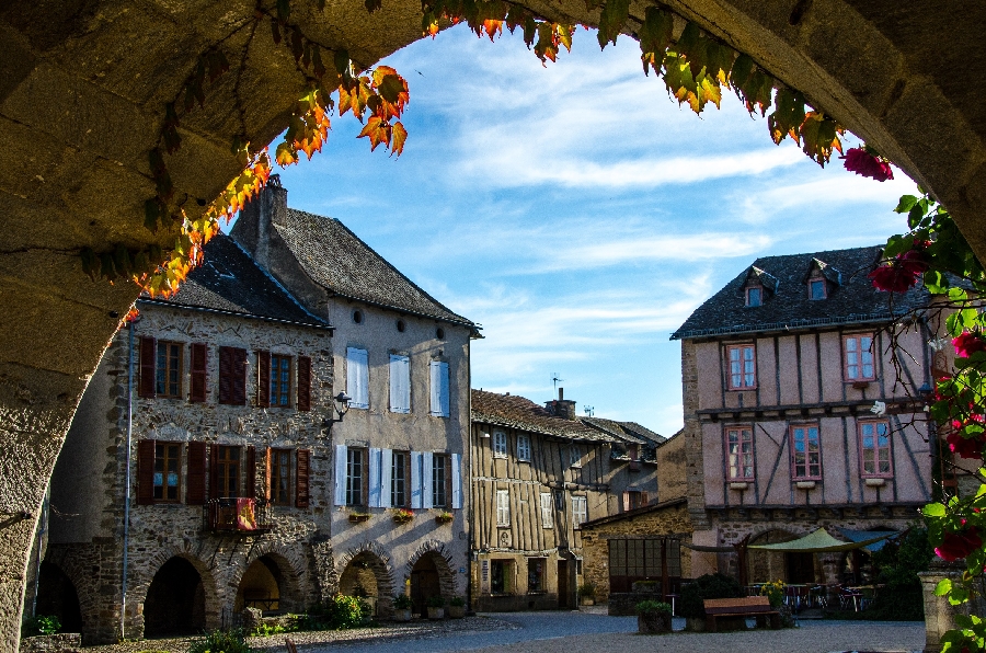 Circuit touristique par la route "Entre Bastides et Plus Beaux Villages de France" Sauveterre-de-Rouergue Occitanie