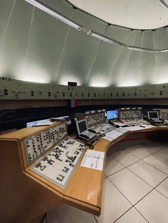 Visite du poste d'aiguillage et de régulation de la ligne à grande vitesse Paris - Lyon SNCF Centre Henri Lang Paris