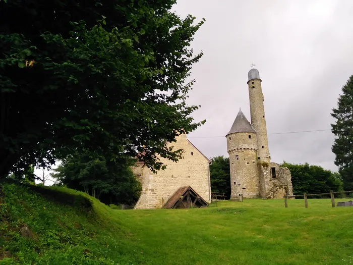 Visite guidée de Bonvouloir :  un manoir en forêt Tour de Bonvouloir Juvigny Val d'Andaine