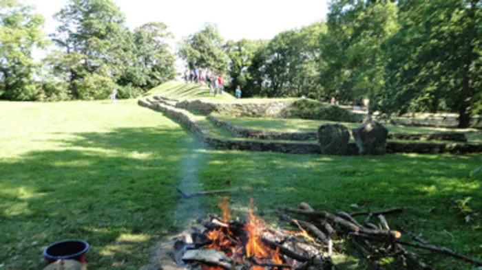 Levez les yeux ! Visite guidée : à la découverte du néolithique TUMULUS DE COLOMBIERS-SUR-SEULLES Colombiers-sur-Seulles