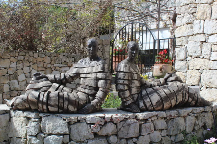 visite d'un jardin avec sculptures monumentales en terre cuite figuration humaine vallauris Vallauris