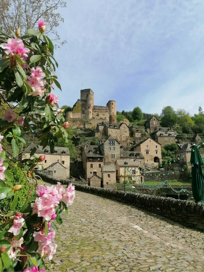 Découvrez l'un des « Plus Beaux Villages de France » grâce à une visite audioguidée Village de Belcastel Belcastel