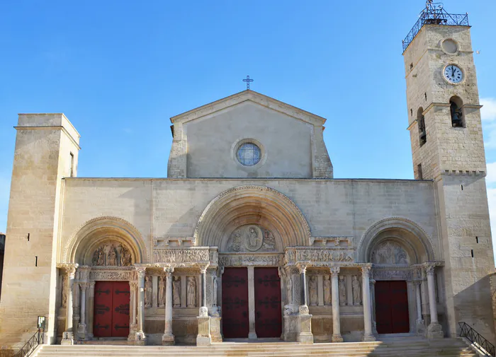 Visite flash de la façade de l'abbatiale Abbatiale de Saint-Gilles Saint-Gilles