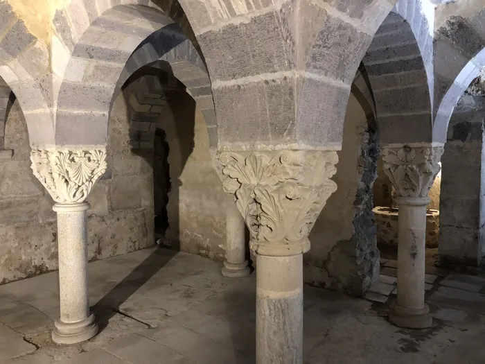 CRYPTE ET TOUR-PORCHE Abbatiale Saint-Pierre de Mozac Mozac