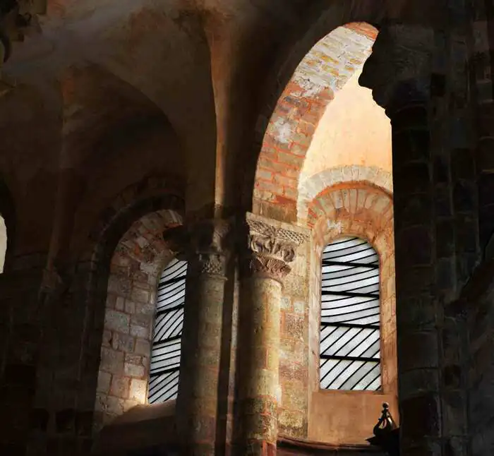 Visite des tribunes de l'abbatiale de Conques : les vitraux de Soulages et chapiteaux romans Abbatiale Sainte-Foy Conques