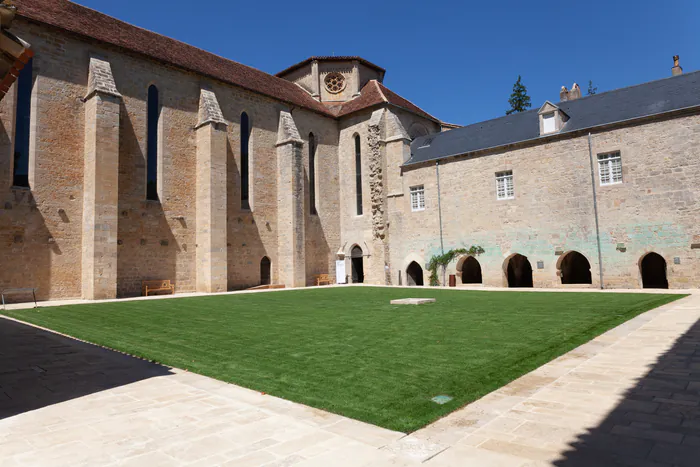 Découverte de l'abbaye de Beaulieu Abbaye de Beaulieu-en-Rouergue Ginals