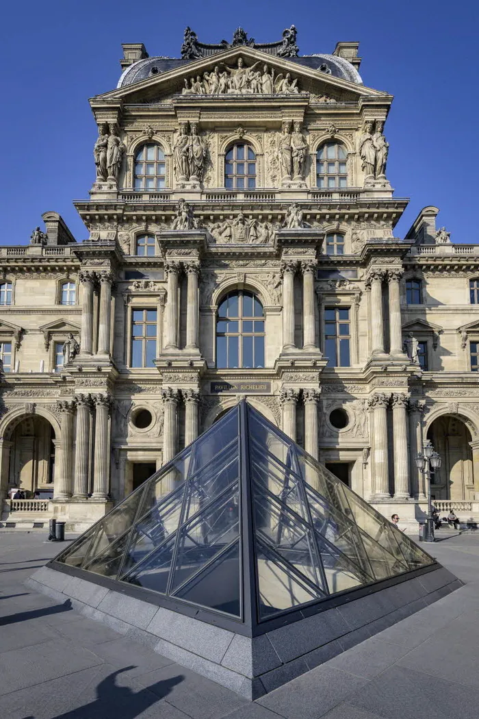 Visite architecturale : Cour Napoléon et Cour Carrée Arc du Carrousel du Louvre Paris