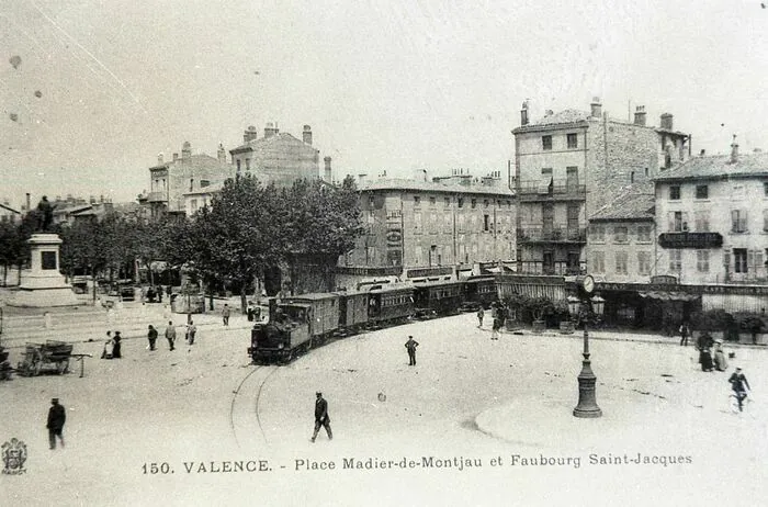 En voiture ! Le réseau de tramway et d'autobus à Valence Archives & Patrimoine Site de Valence Saint-Jean-de-Galaure