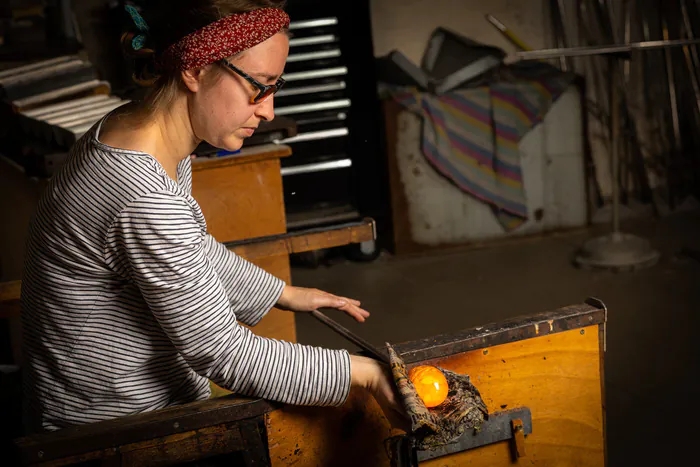 Venez découvrir la magie du verre en fusion Atelier Floriane Tourrilhes Boivre-la-Vallée