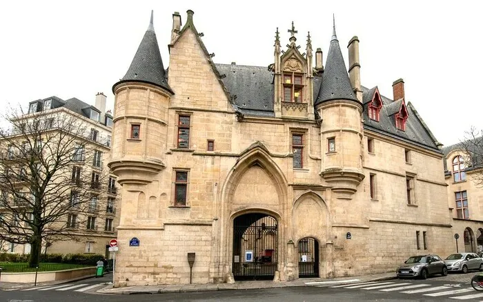 À la découverte d'une bibliothèque d'art dans un monument historique Bibliothèque Forney – Hôtel de Sens Paris