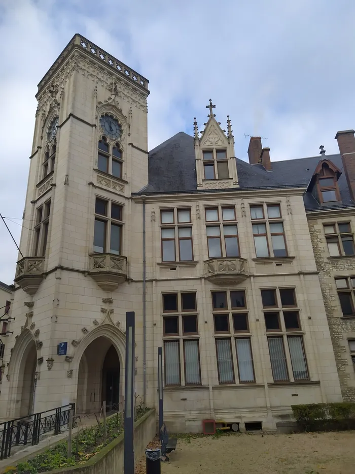 Visite guidée de la Grand Poste Bureau de poste Bourges Louis XI Bourges