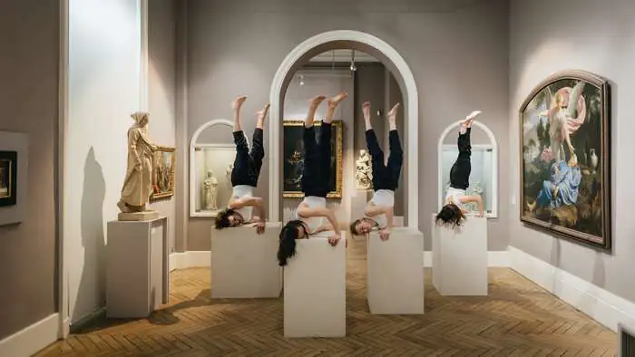 Visite acrobatique au musée avec le spectacle Axis Mundi