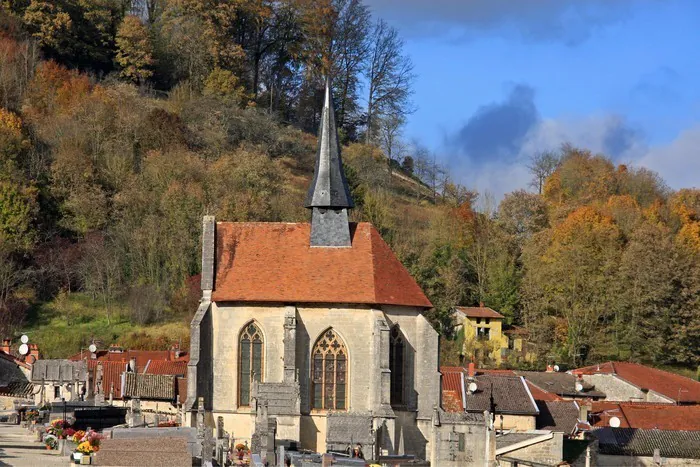 Admirez les magnifiques vitraux d'une chapelle du XVIe siècle Chapelle Sainte-Anne Joinville