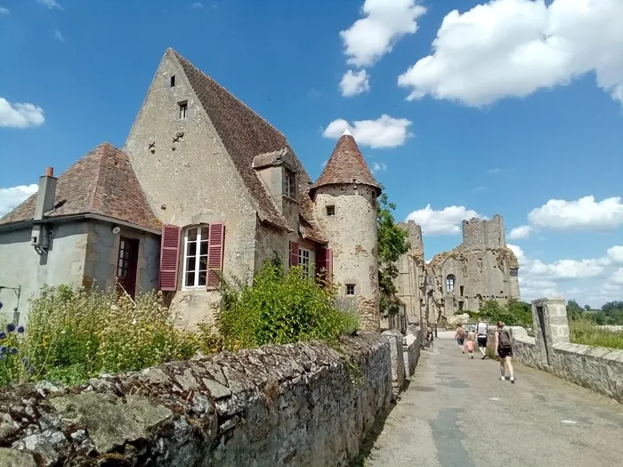 Visite libre du château de Bourbon-l'Archambault Château de Bourbon Bourbon-l'Archambault