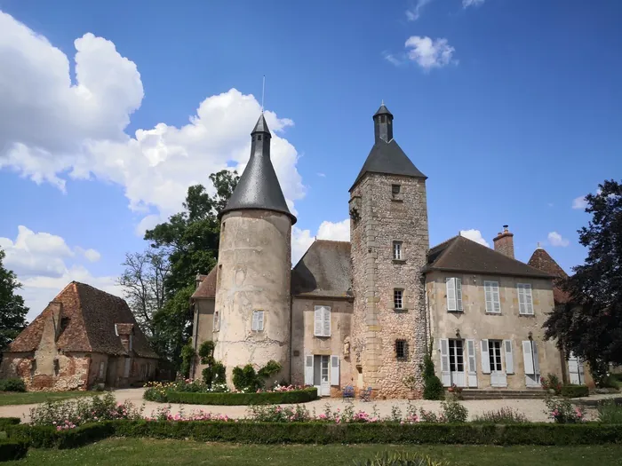 Visite libre des extérieurs du château de Clusors. Château de Clusors Saint-Menoux