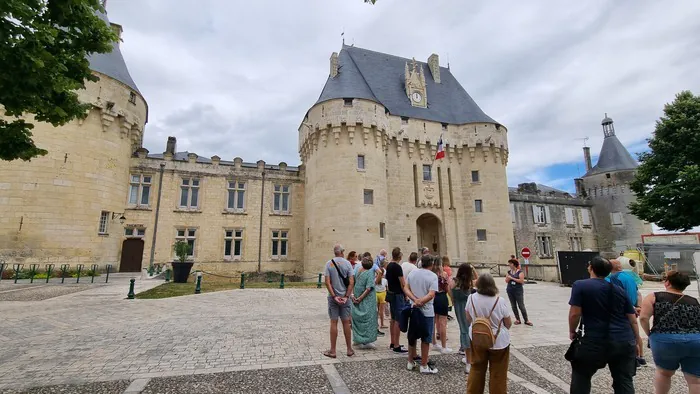 Visite du château de Jonzac ! Château de Jonzac Jonzac