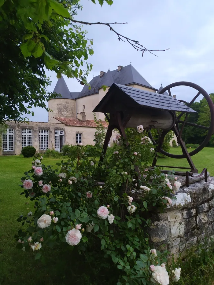 Château de la commanderie d'Ensigné en fête ! Château de la commanderie templière et hospitalière Ensigné