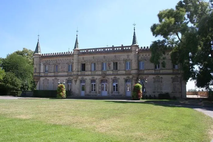 Suivez le guide dans ce château privé richement décoré Château de Launaguet Launaguet