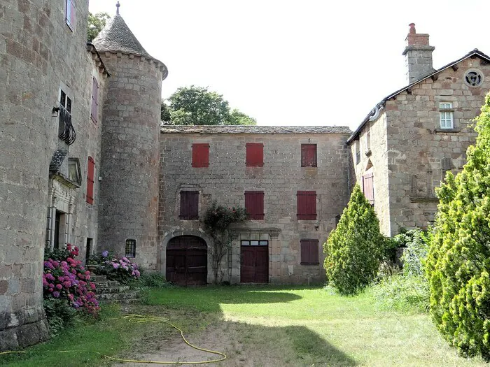 Visitez ce château du XVIe siècle et son parc arboré ! Château de Montjaux Montjaux