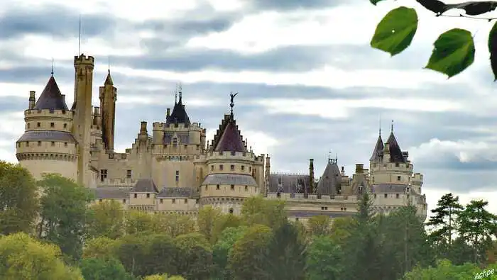 Levez les yeux ! sur Pierrefonds Château de Pierrefonds Pierrefonds