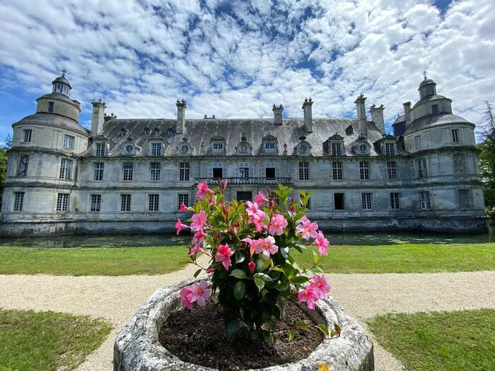 Visite du château de Tanlay Château de Tanlay Tanlay