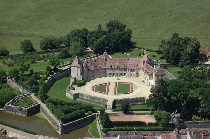 Visite libre du château d'Époisses Château d'Époisses Époisses