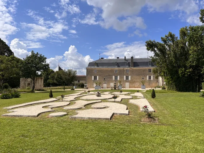 Visite libre des extérieurs du château des Deffends Château des Deffends Fontenille