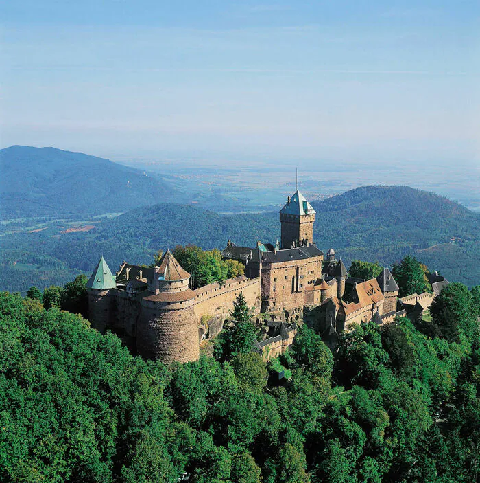 Levez les yeux ! Découvrez un château riche d'une histoire de près de 900 ans Château du Haut-Koenigsbourg Orschwiller