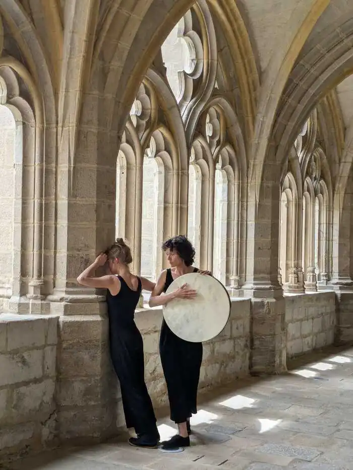 Les Murs / Danse contemporaine et chant dans le cloître de l'abbaye de La Chaise-Dieu Cloître de l'Abbaye de La Chaise-Dieu La Chaise-Dieu