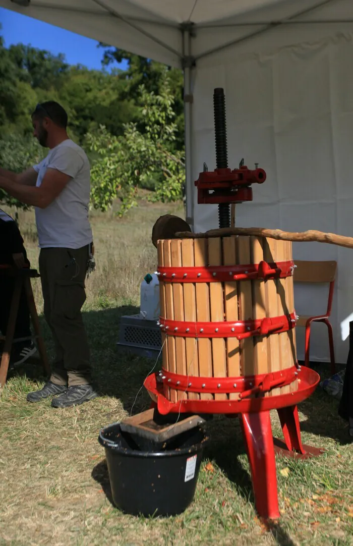 Atelier pressage de pommes Domaine départemental de Méréville Le Mérévillois