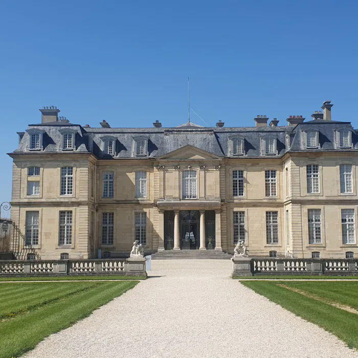 Visite du château et de la cour de la ferme Domaine national de Champs-sur-Marne Champs-sur-Marne