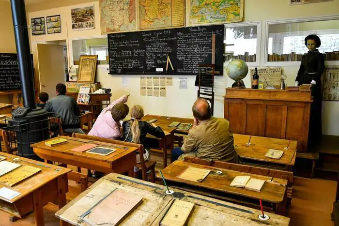 Dictée à la plume métallique à l'Ecole-Musée Ecole-Musée de Boulogne-sur-Mer Boulogne-sur-Mer