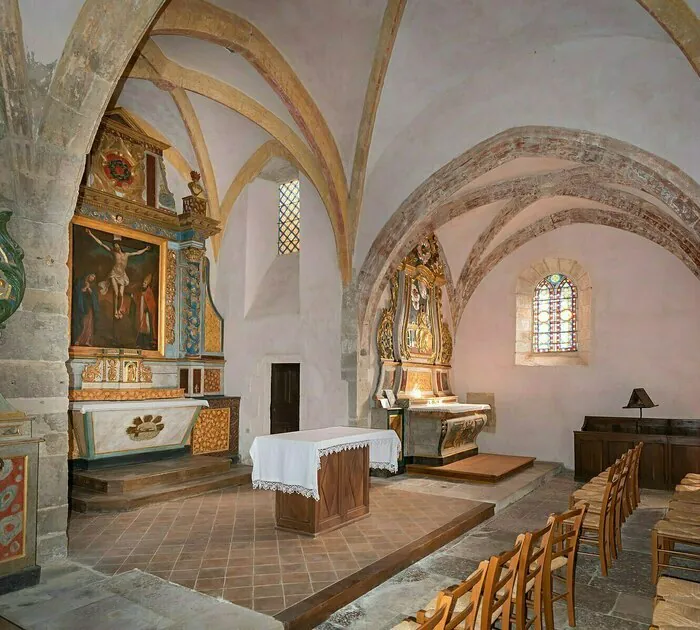 Visitez la petite église communale de Saint-Amans-de-Varès et découvrez son riche mobilier Église de Saint-Amans-de-Varès Sévérac d'Aveyron