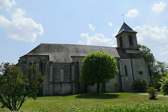 Visite d'une église du XIIIe siècle et de sa crypte gallo-romaine Église des Trois-Jumeaux Saints-Geosmes