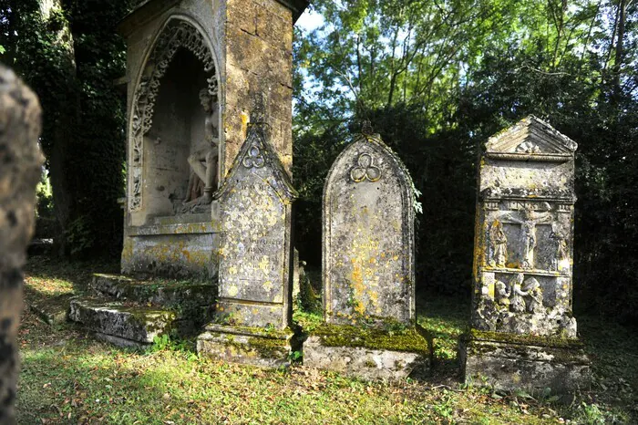 Visite libre d'un cimetière unique en France Église et Cimetière Saint-Hilaire Marville