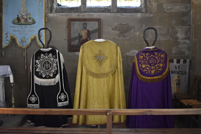 Exposition de vêtements et d'objets liturgiques Église la Nativité de Notre-Dame Magny-en-Vexin