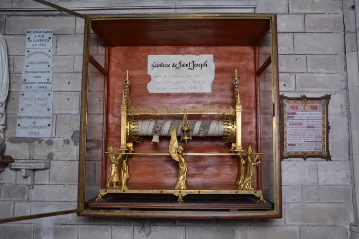 Découverte d'une église et des objets liturgiques de sa sacristie Église Notre-Dame Joinville