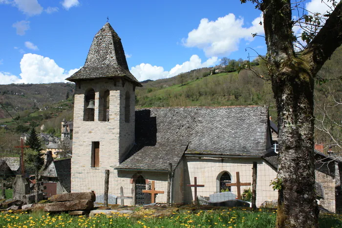 « Sur les traces de Gauzfred de Monte Arnald » : étape dans une charmante chapelle en schiste ! Église paroissiale de Saint-Sulpice Sénergues