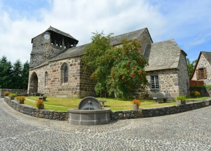 Découvrez l'église Saint-Anthime-et-Saint-Saturnin Église Saint-Anthime-et-Saint-Saturnin Brommat