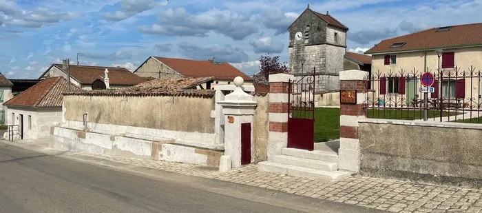 Exposition de clochers en céramique dans une église Église Saint-Étienne Frémeréville-sous-les-Côtes