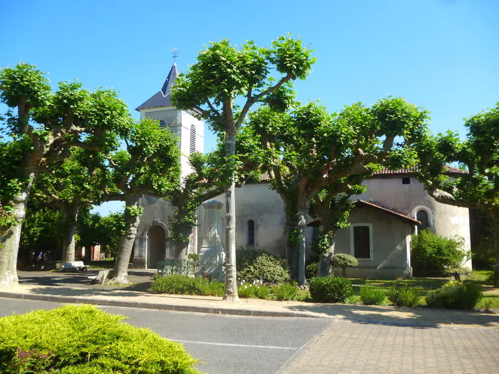 Autour de l'église Saint-Martin à Garrosse Église Saint-Martin de Garrosse Garrosse