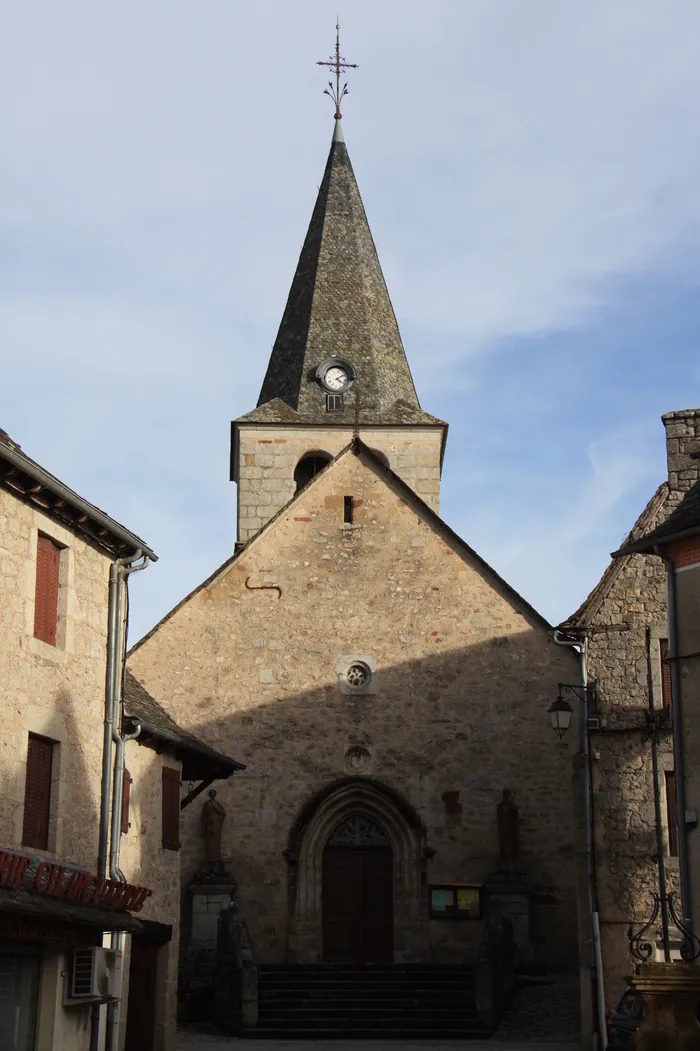 « Sur les traces de Gauzfred de Monte Arnald » : étape dans une église du XVIe siècle aux vitraux remarquables ! Église Saint-Martin Sénergues