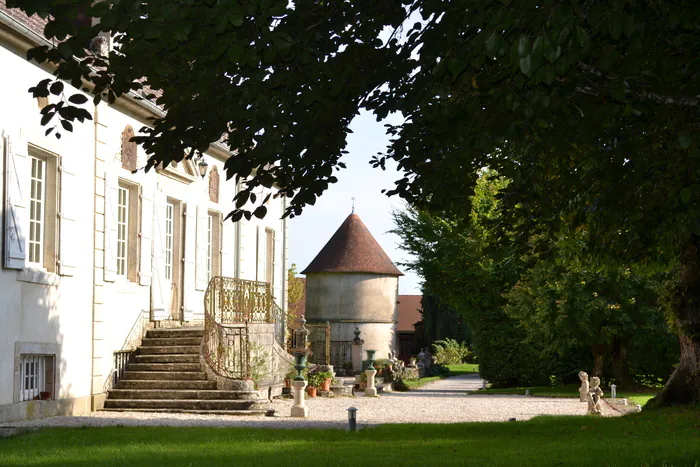 Visite guidée d’un village à travers son patrimoine et ses illustres habitants Eglise Saint-Michel Villegusien-le-Lac