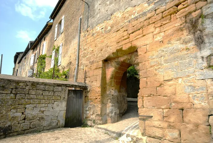 Visite insolite d'un chemin de ronde et d'un jardin d'inspiration médiévale Eglise Saint-Nicolas Marville