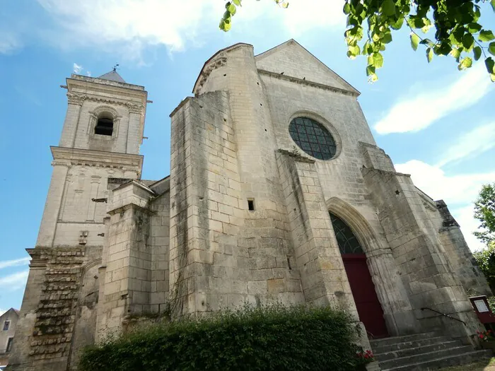 Découvrez l'église Saint-Pierre-et-Saint-Paul de Cravant Église Saint-Pierre-et-Saint-Paul Deux Rivières