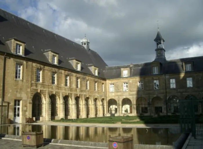 Visite culturelle d'un EHPAD dans une abbaye du XVIIe siècle EHPAD L’Abbaye Mouzon