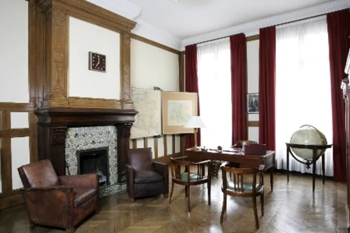 Visite guidée du bureau du général de Gaulle (1947- 1958) dans un hôtel particulier du Faubourg Saint-Germain Fondation Charles de Gaulle Paris