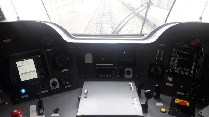 Visite d'une cabine de conduite avec un conducteur de train en gare de Bourges Gare SNCF Bourges